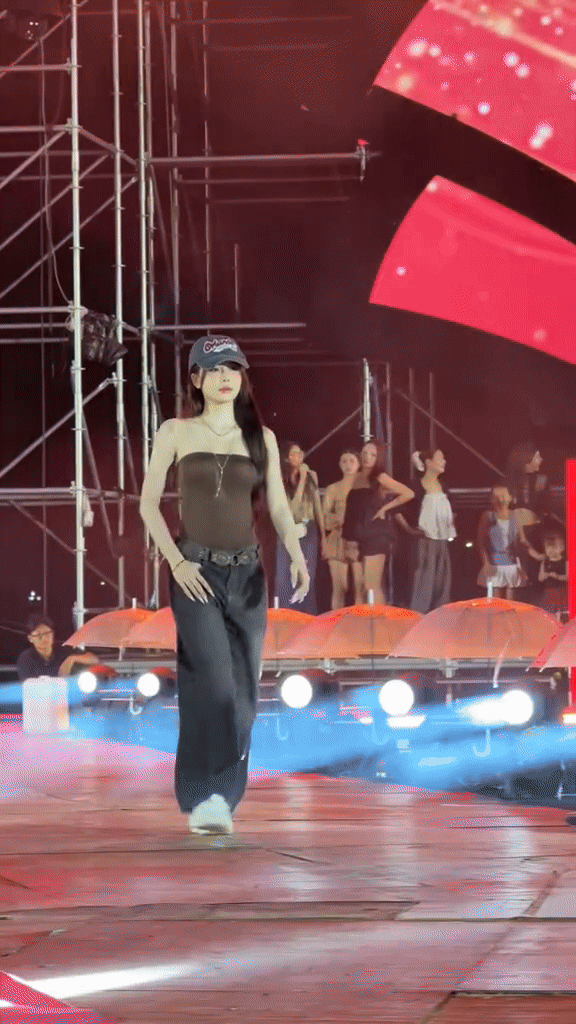 TikToker Việt diễn show thời trang: 8 triệu người theo dõi, không có nổi 1 lời khen- Ảnh 1.