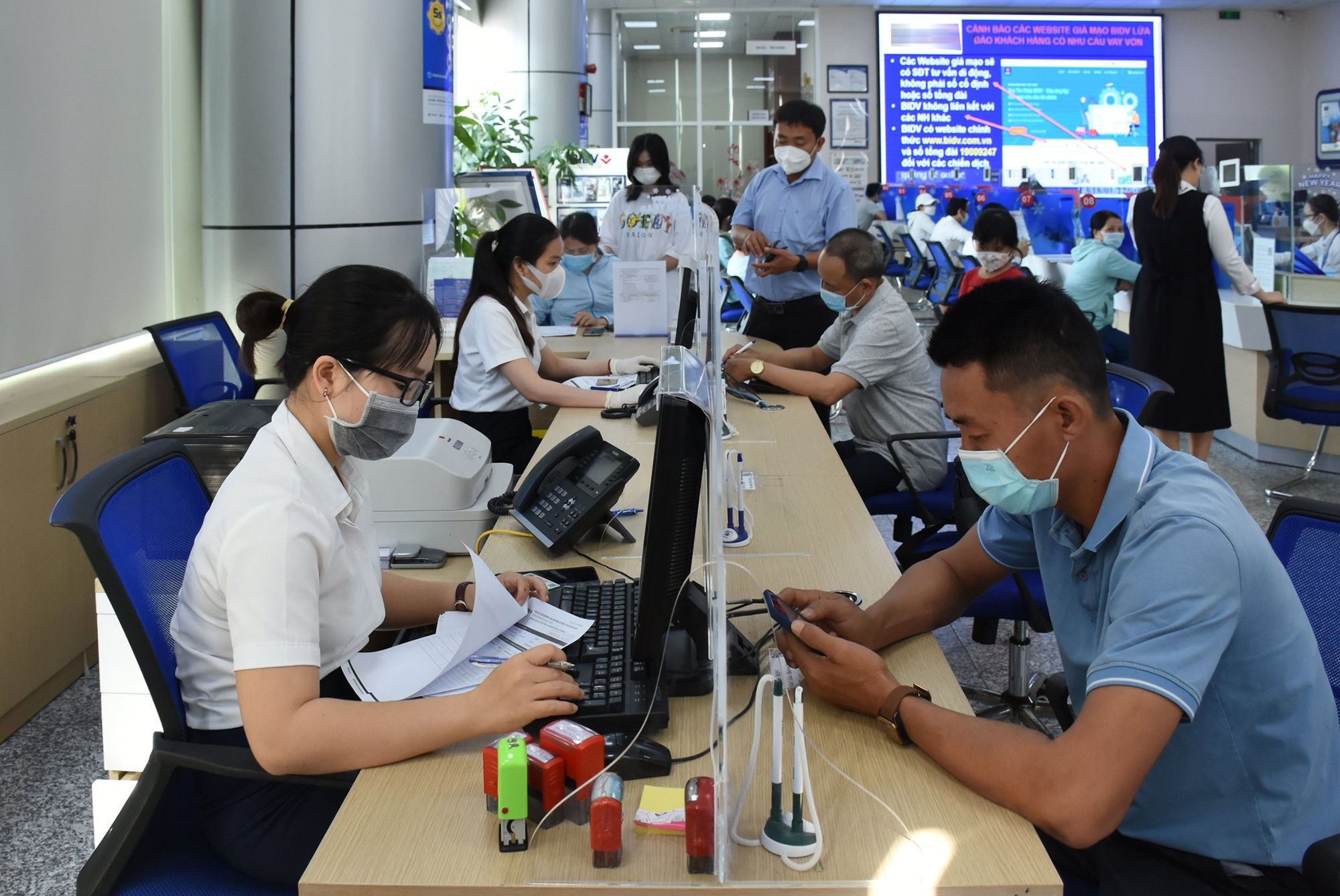Ngân hàng cảnh báo thủ đoạn chiếm đoạt tiền mới nhất- Ảnh 1.