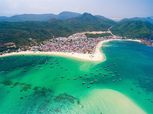 Không phải Đà Nẵng, Nha Trang, đây là nơi được du khách nhận xét: Ít ở đâu biển đẹp mà sạch thế này!- Ảnh 1.