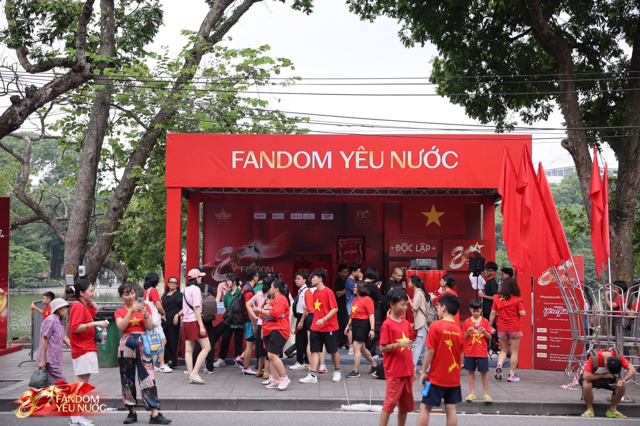 Lý giải sức hút của Booth Fandom Yêu Nước tại sự kiện hot nhất Hồ Gươm hôm nay!- Ảnh 1.