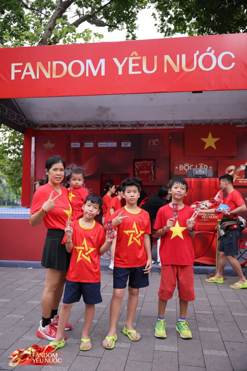 Lý giải sức hút của Booth Fandom Yêu Nước tại sự kiện hot nhất Hồ Gươm hôm nay!- Ảnh 22.
