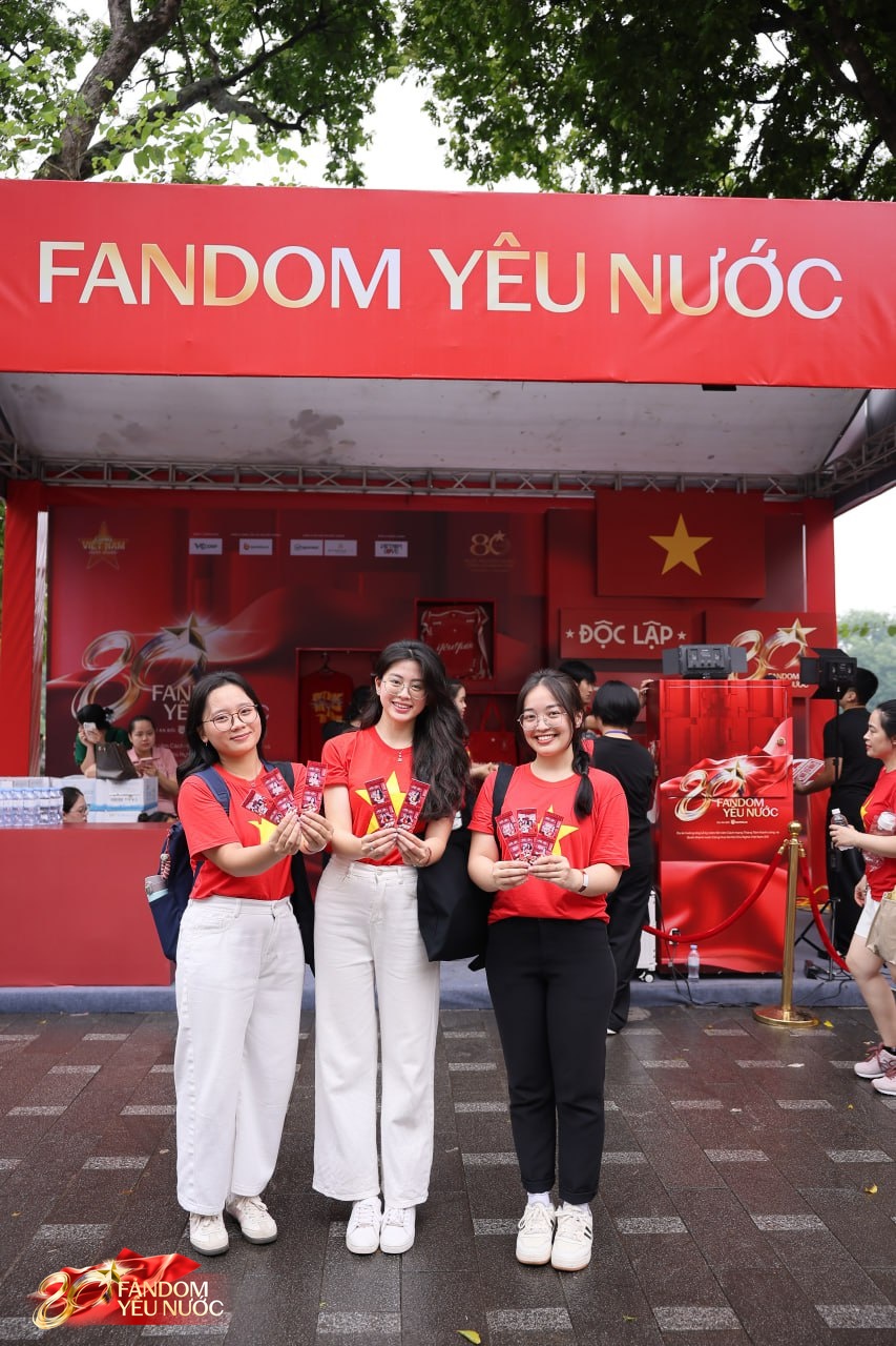 Lý giải sức hút của Booth Fandom Yêu Nước tại sự kiện hot nhất Hồ Gươm hôm nay!- Ảnh 5.