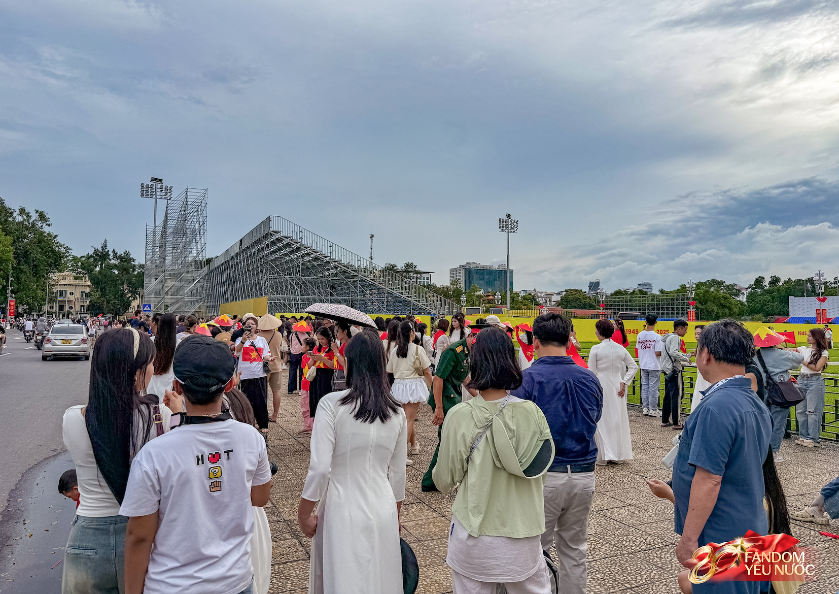 Không phải Phan Đình Phùng, đây mới là con phố đông nàng thơ nhất Hà Nội lúc này: Không khí đón 2/9 rộn rã vô cùng!- Ảnh 5.