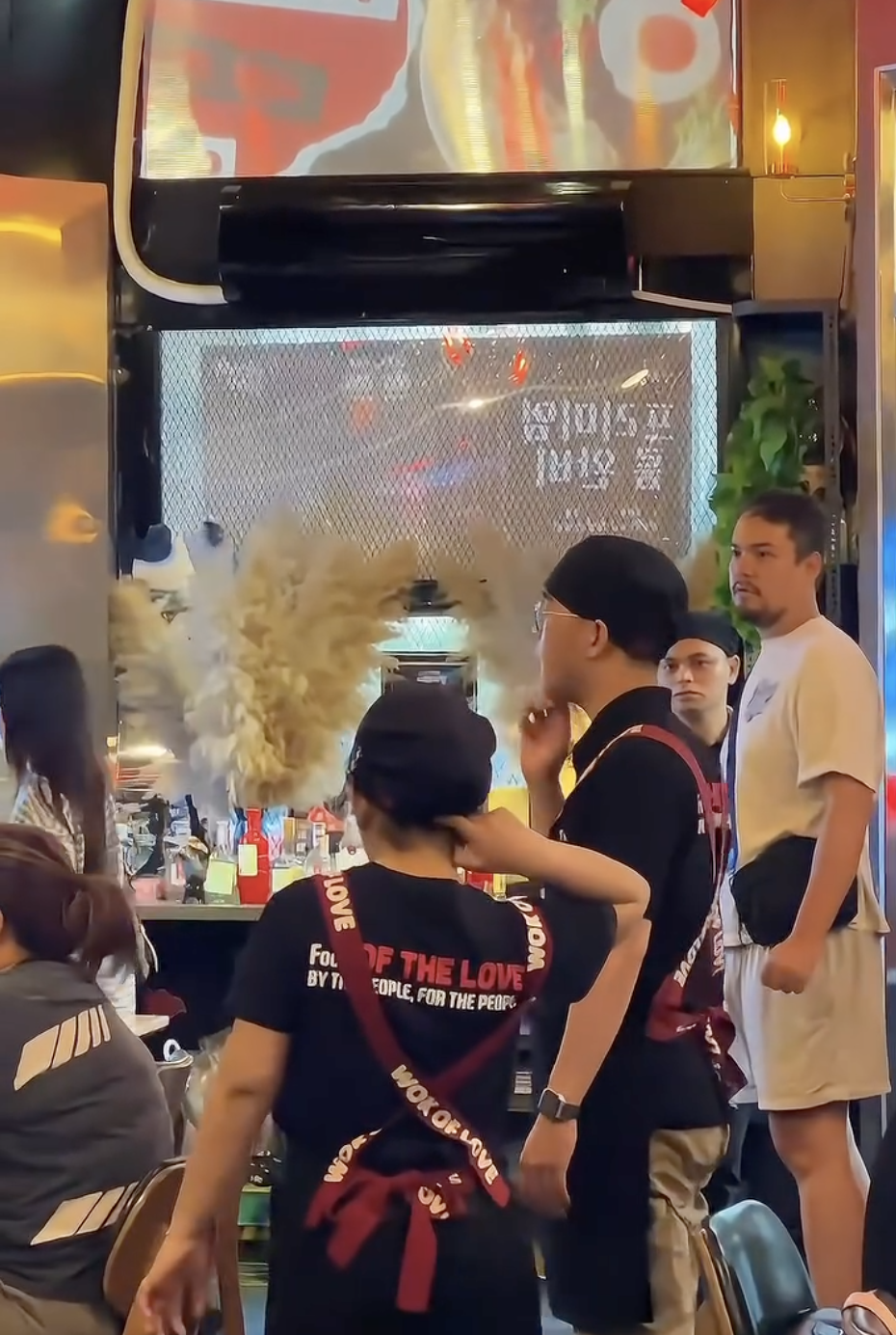 Hiệu ứng Trấn Thành: Quán ăn vô danh bùng nổ doanh số, chủ 