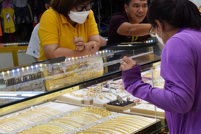 Giá vàng hôm nay 16-8: Tiếp tục lao dốc- Ảnh 1.
