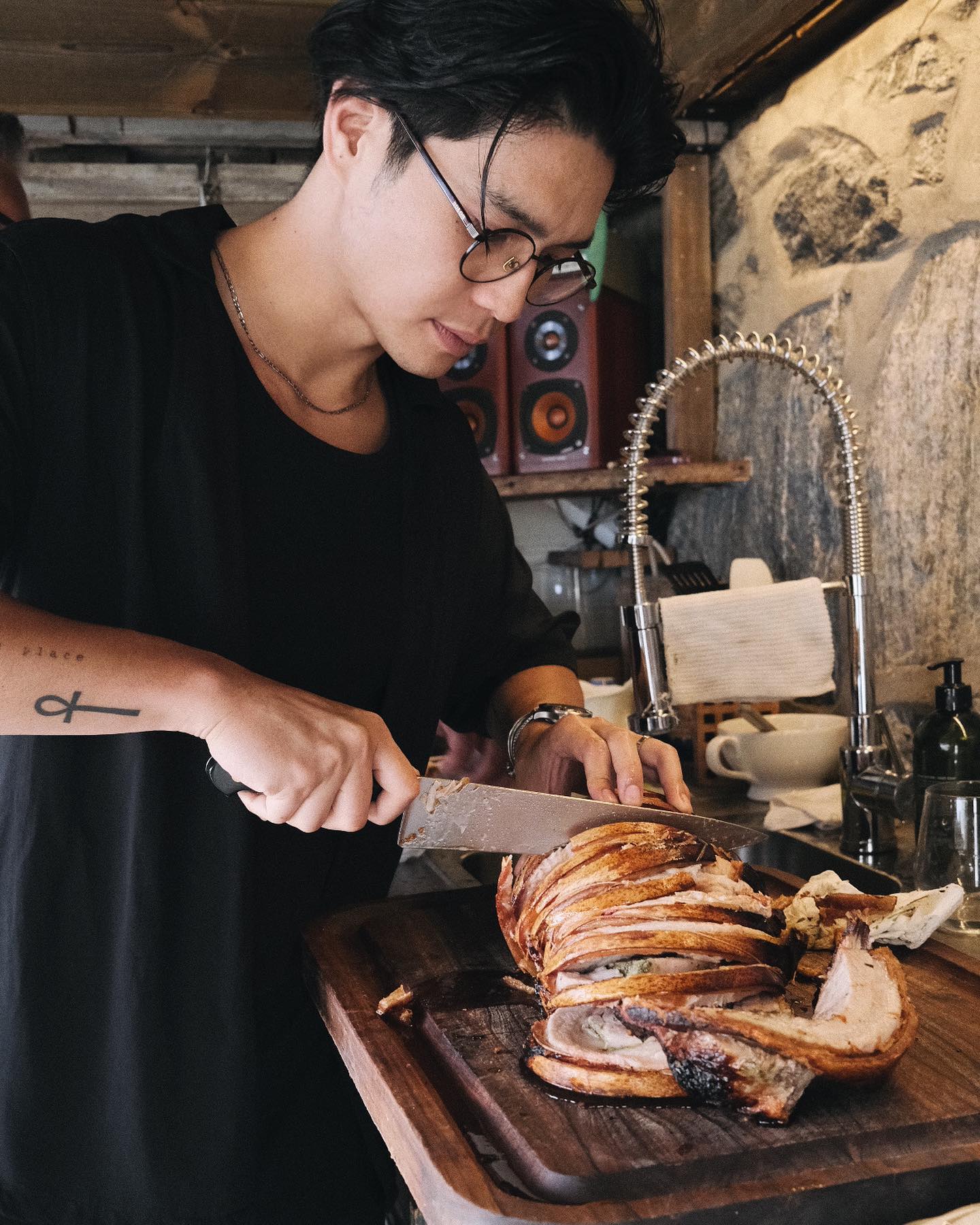 Mỗi nh&agrave; đều cần c&oacute; 1 Huy Trần- Ảnh 2.