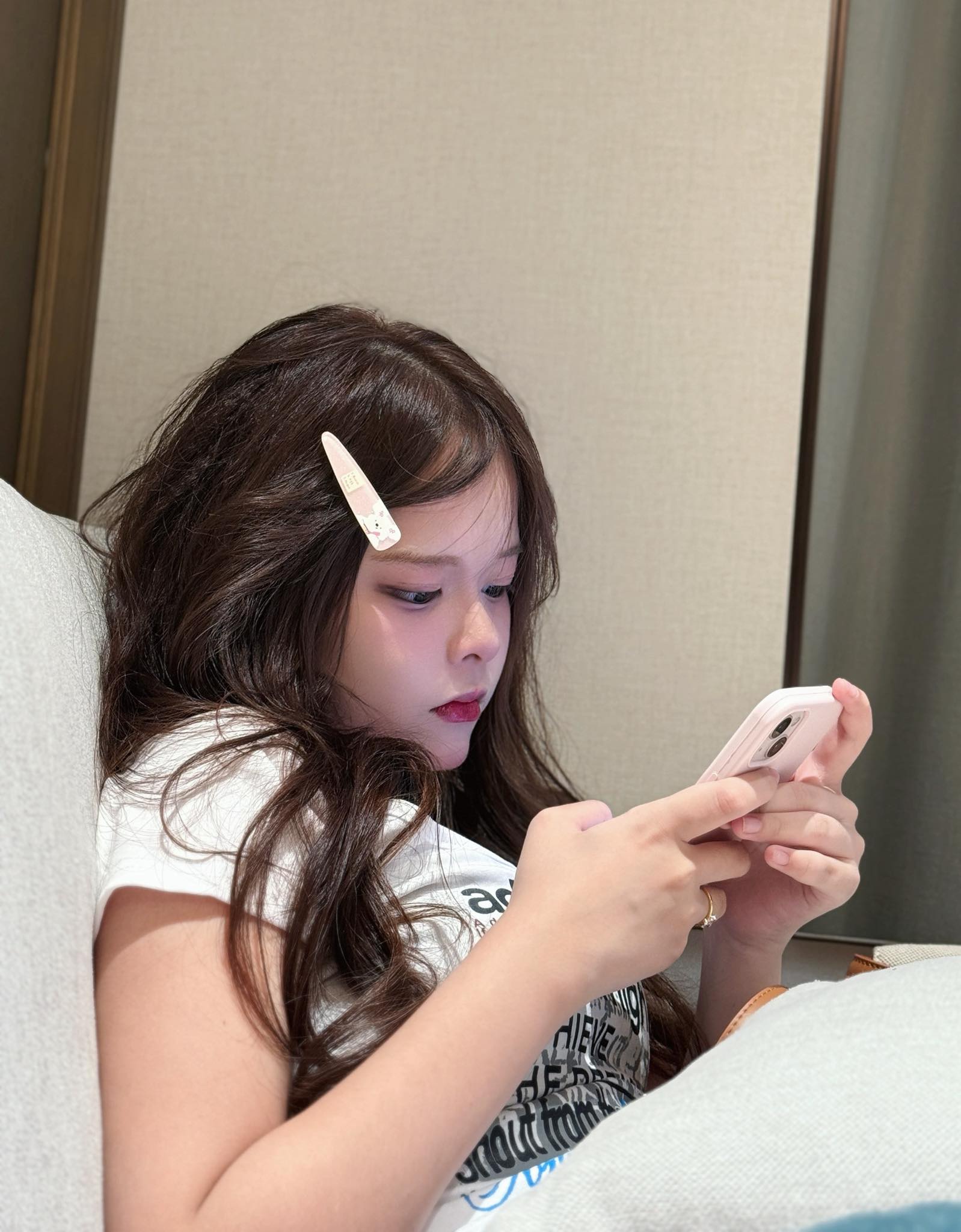 Giật mình với visual của bé Su - con gái lớn nhà hot mom Hằng Túi: 2 mẹ con đứng chung khung hình là dân tình muốn "lú" ngang- Ảnh 7.