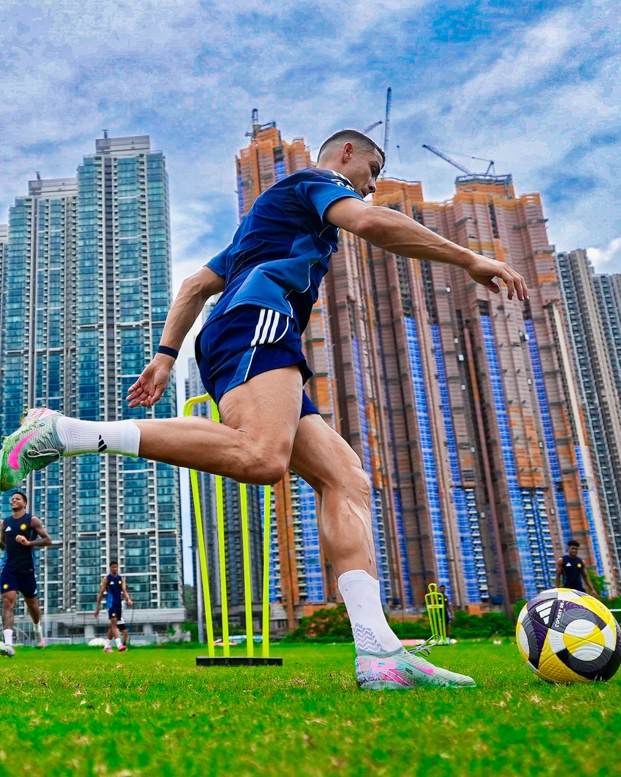 Ronaldo lộ diện sau màn cầu hôn gây chấn động toàn cầu, tuổi 40 body vẫn cuồn cuộn đẹp như tạc tượng- Ảnh 1.