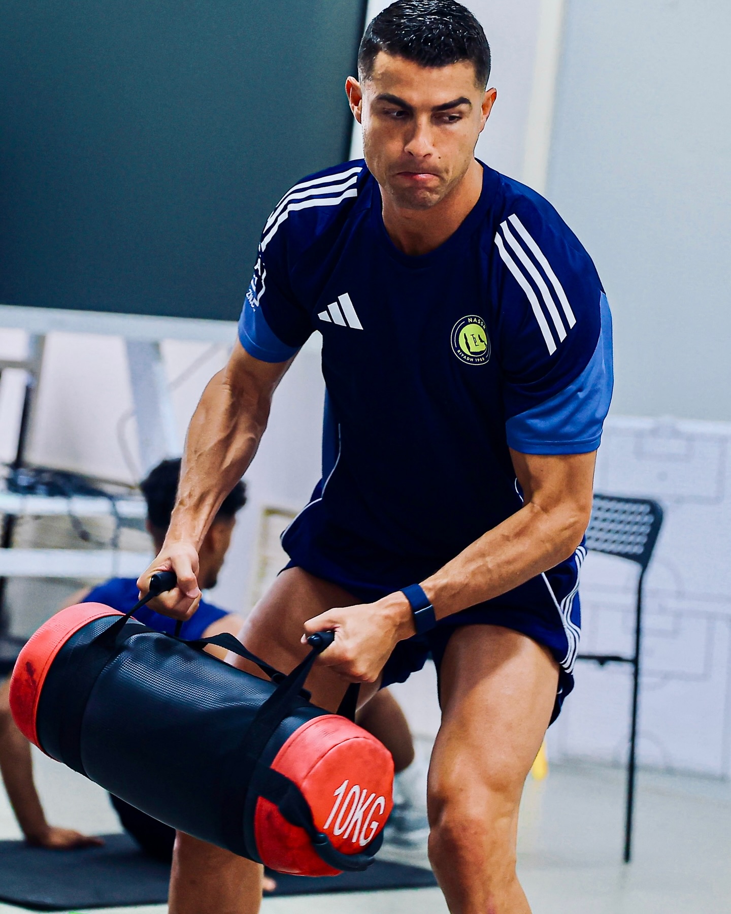 Ronaldo lộ diện sau màn cầu hôn gây chấn động toàn cầu, tuổi 40 body vẫn cuồn cuộn đẹp như tạc tượng- Ảnh 5.