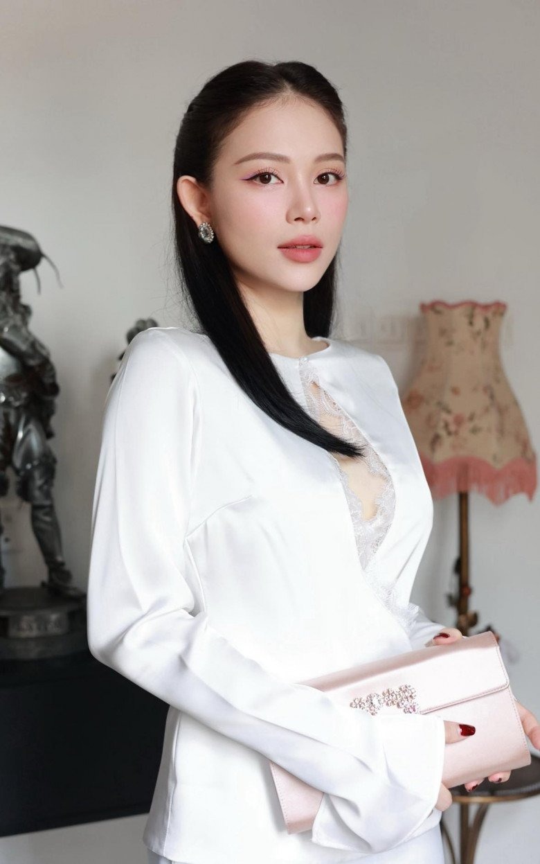 Con dâu gia tộc 3000 tỷ lôi thứ này ra khoe, ai nhìn cũng ham muốn 