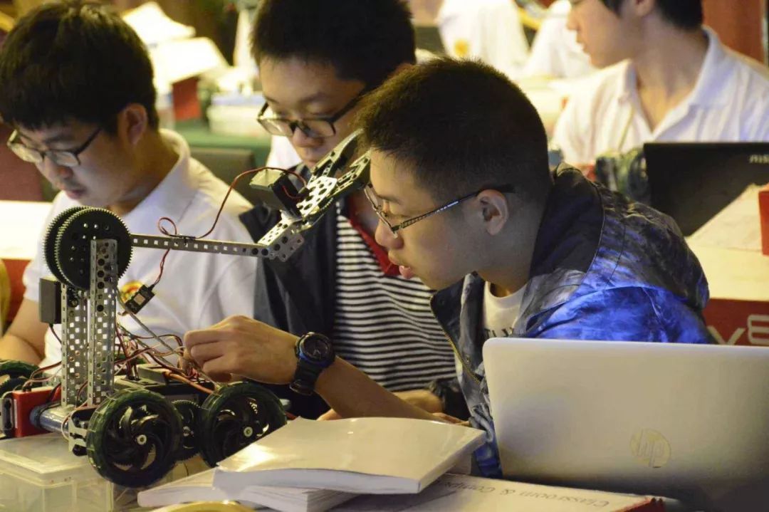 Mới 3 tuổi đã học coding, 4 tuổi cắm cúi vẽ 3D: Con có thực sự thiên tài hay chỉ là "sản phẩm" tham vọng của cha mẹ?- Ảnh 2.