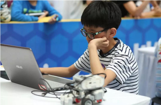 Mới 3 tuổi đã học coding, 4 tuổi cắm cúi vẽ 3D: Con có thực sự thiên tài hay chỉ là "sản phẩm" tham vọng của cha mẹ?- Ảnh 1.