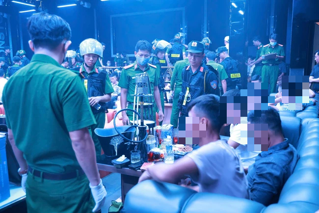 "Đột kích" nhà hàng và vũ trường ở Quảng Trị, phát hiện hàng trăm người dương tính ma túy- Ảnh 2.