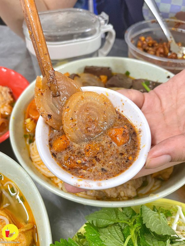 Khách Tây ngạc nhiên trước món bún lạ mà quen của người Việt, nhận xét: "Tôi chưa bao giờ ăn thế này!"- Ảnh 2.
