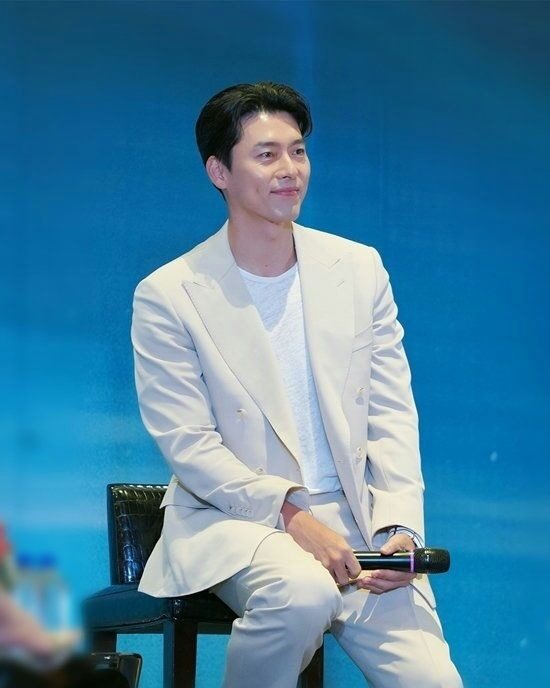 Hyun Bin đỏ mặt tía tai, xấu hổ đến 