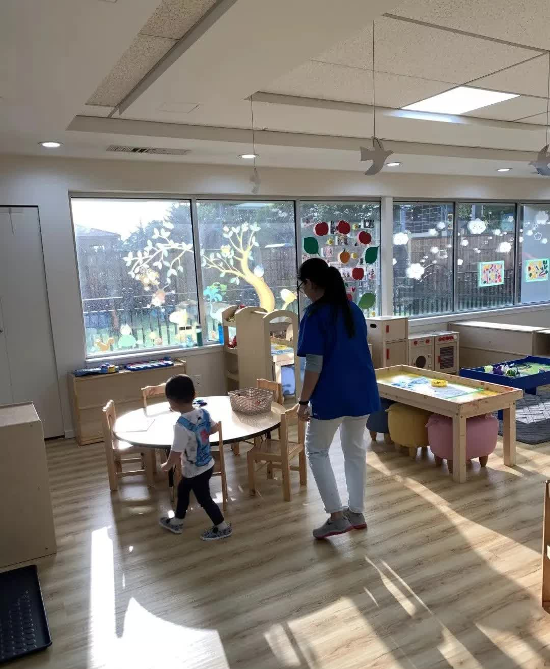 Bé trai liên tục mang đồ chơi đắt tiền đến lớp, cô giáo kiểm tra thì phát hiện bí mật động trời của gia đình- Ảnh 1.