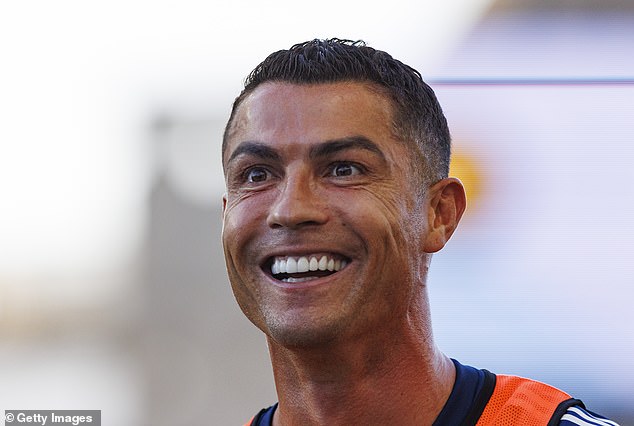 Ronaldo 40 tuổi vẫn đẹp trai cực phẩm, bác sĩ thẩm mỹ khui loạt bí mật 