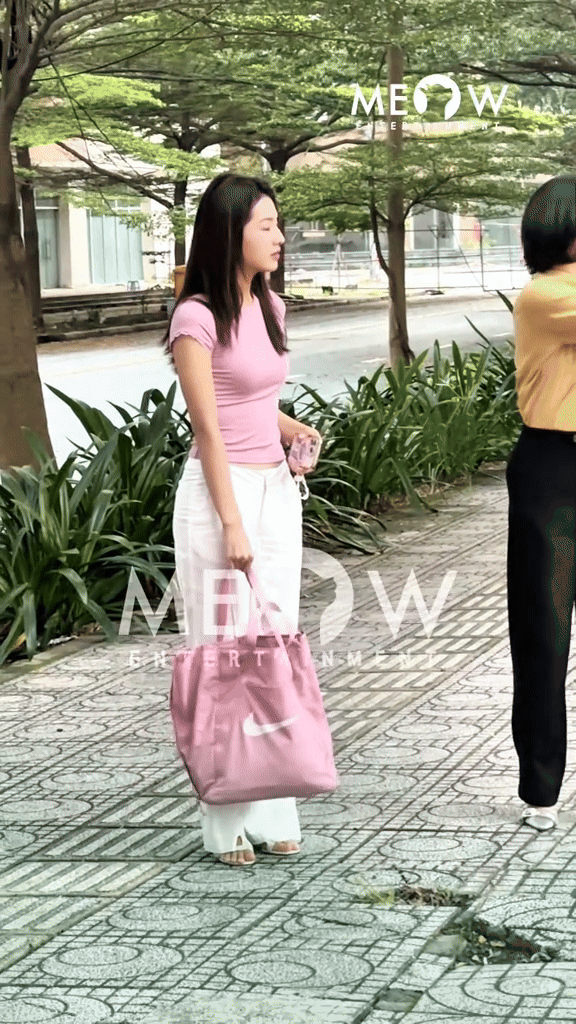 Nữ diễn viên mặc giản dị vẫn nhận lời khen "xinh nhất Việt Nam", còn được so với Lưu Diệc Phi- Ảnh 1.