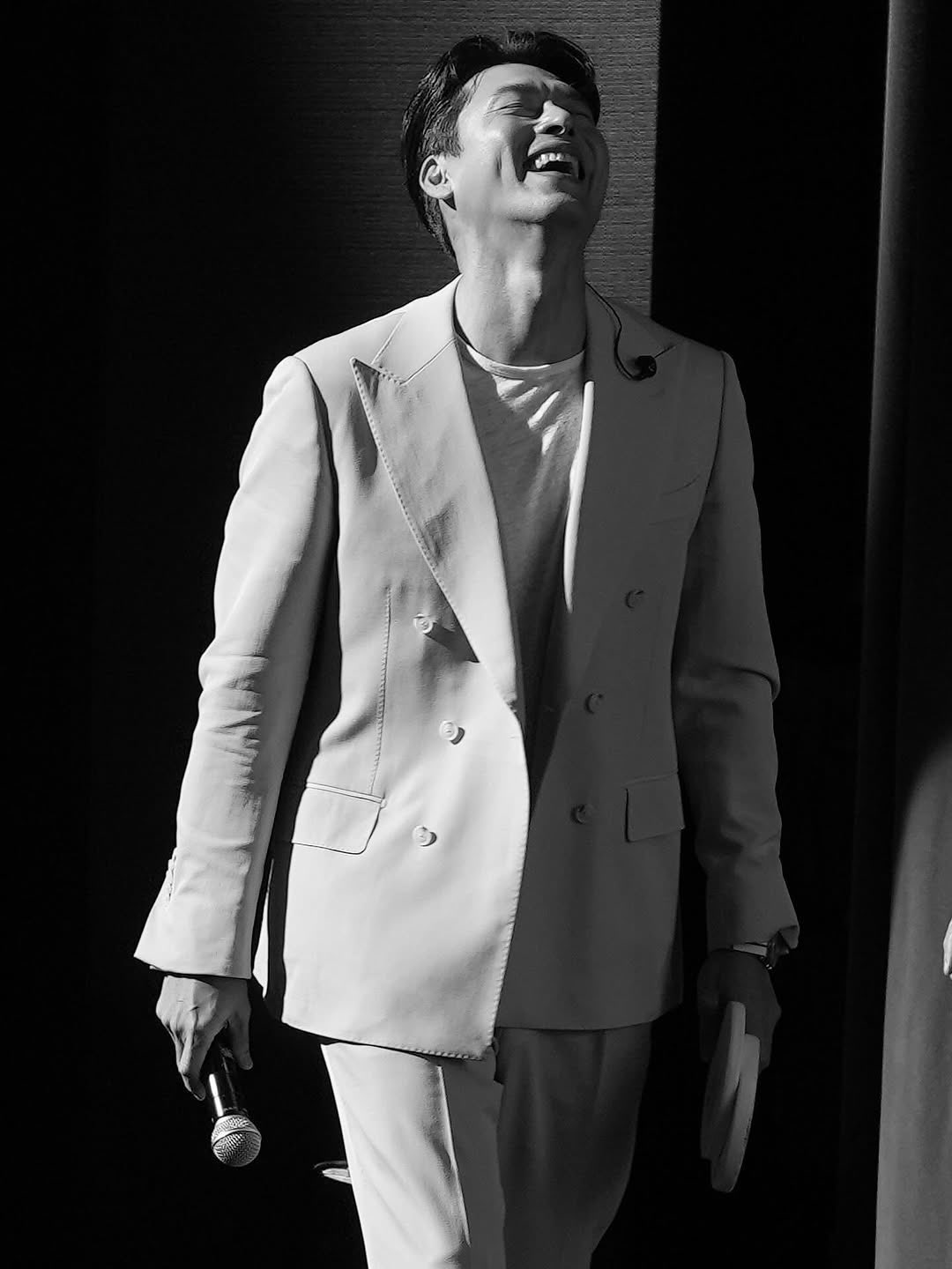 Hyun Bin đỏ mặt tía tai, xấu hổ đến 