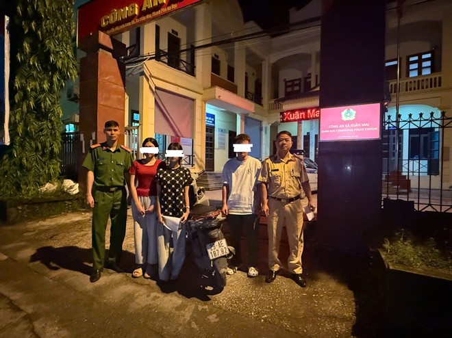 Hà Nội: Công an làm việc với 3 học sinh có hành vi phản cảm khi đoàn xe phục vụ A80 đi qua- Ảnh 1.