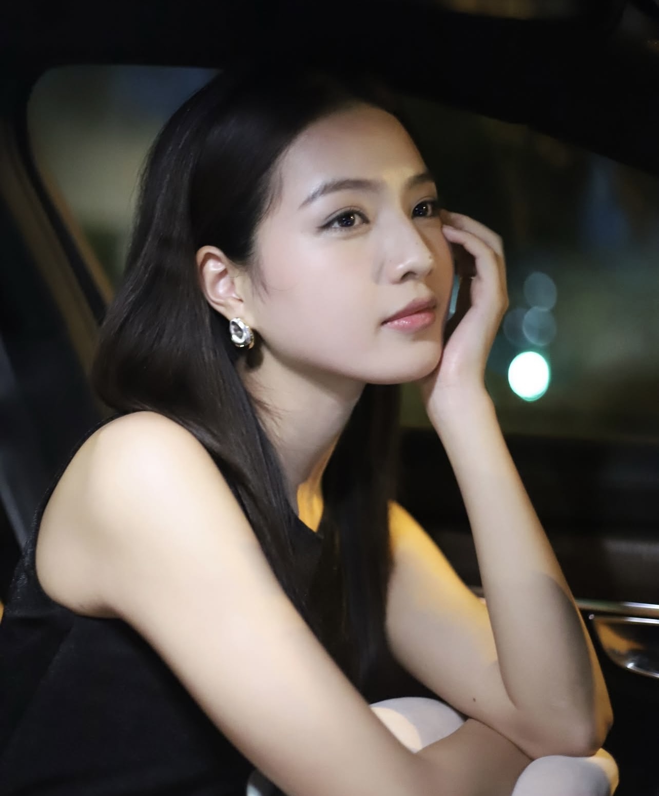 Nữ diễn viên mặc giản dị vẫn nhận lời khen "xinh nhất Việt Nam", còn được so với Lưu Diệc Phi- Ảnh 9.