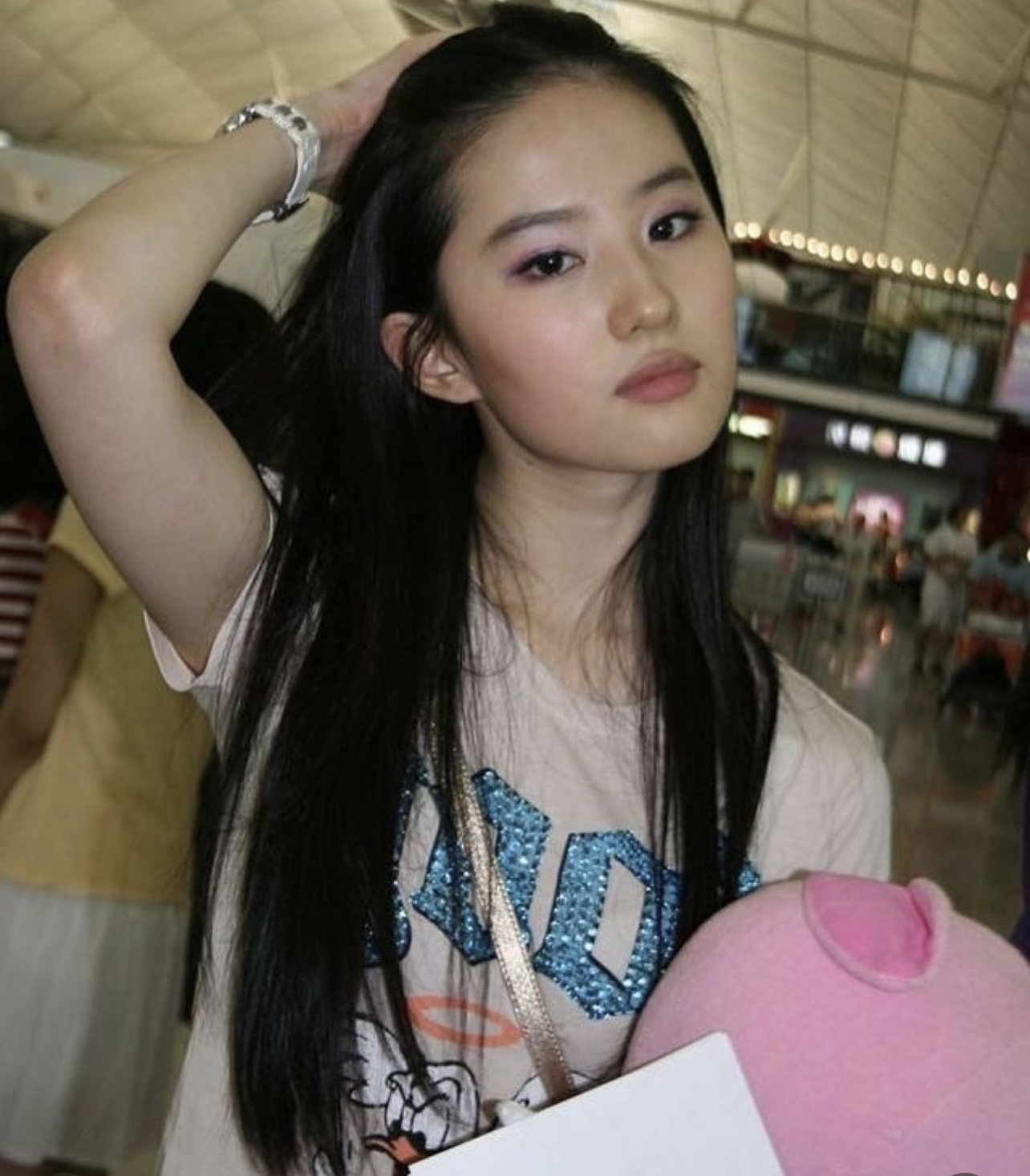 Nữ diễn viên mặc giản dị vẫn nhận lời khen "xinh nhất Việt Nam", còn được so với Lưu Diệc Phi- Ảnh 6.