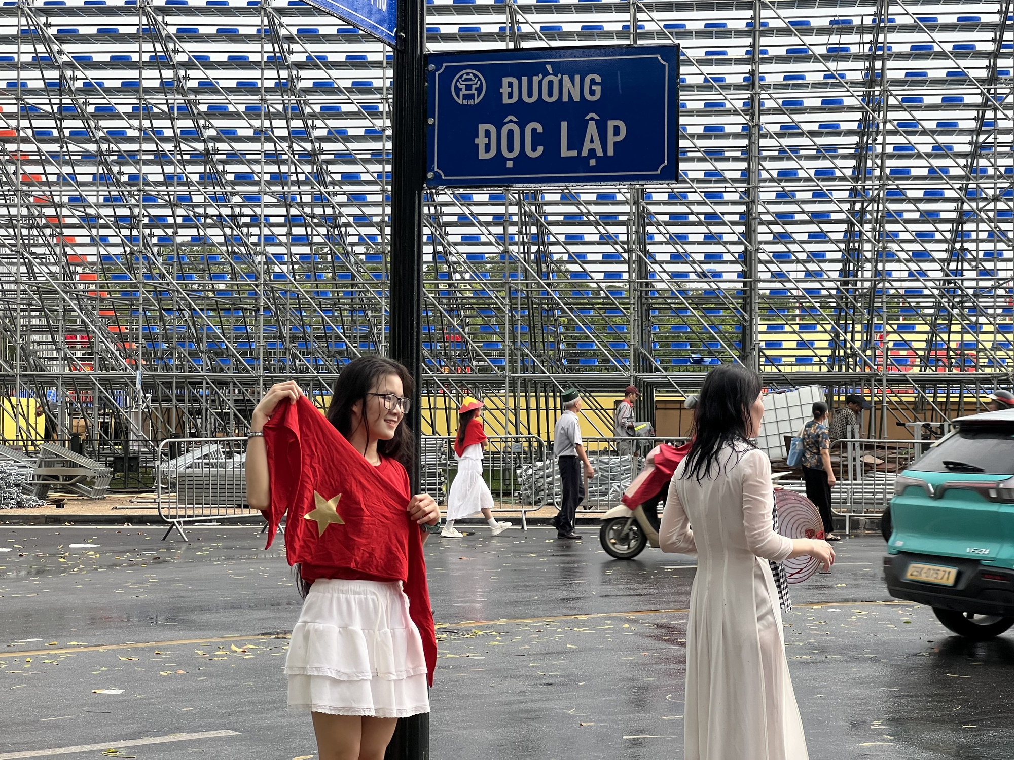 Hình ảnh trái ngược bất ngờ chỉ sau 10 phút ở Lăng Bác- Ảnh 14.