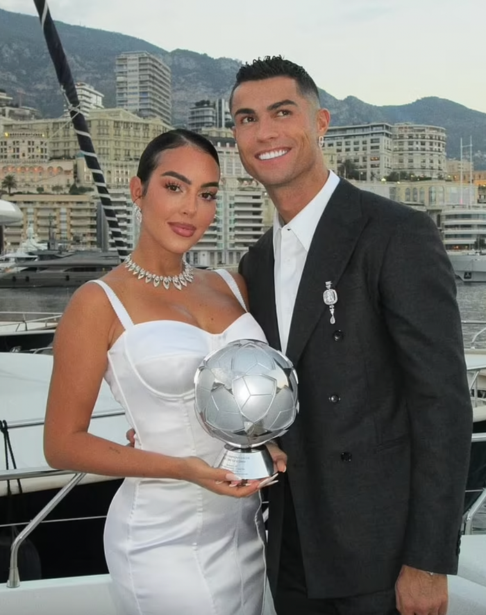 Lộ thời điểm Ronaldo làm đám cưới với Georgina sau màn cầu hôn bằng nhẫn kim cương 130 tỷ gây choáng- Ảnh 2.