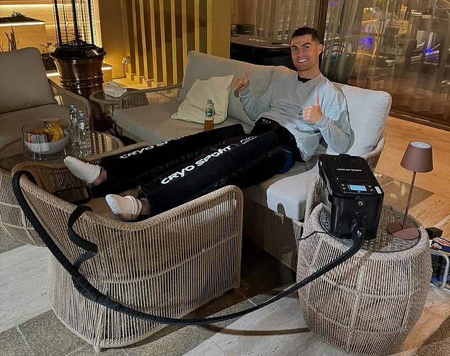 Ronaldo 40 tuổi vẫn đẹp trai cực phẩm, bác sĩ thẩm mỹ khui loạt bí mật 