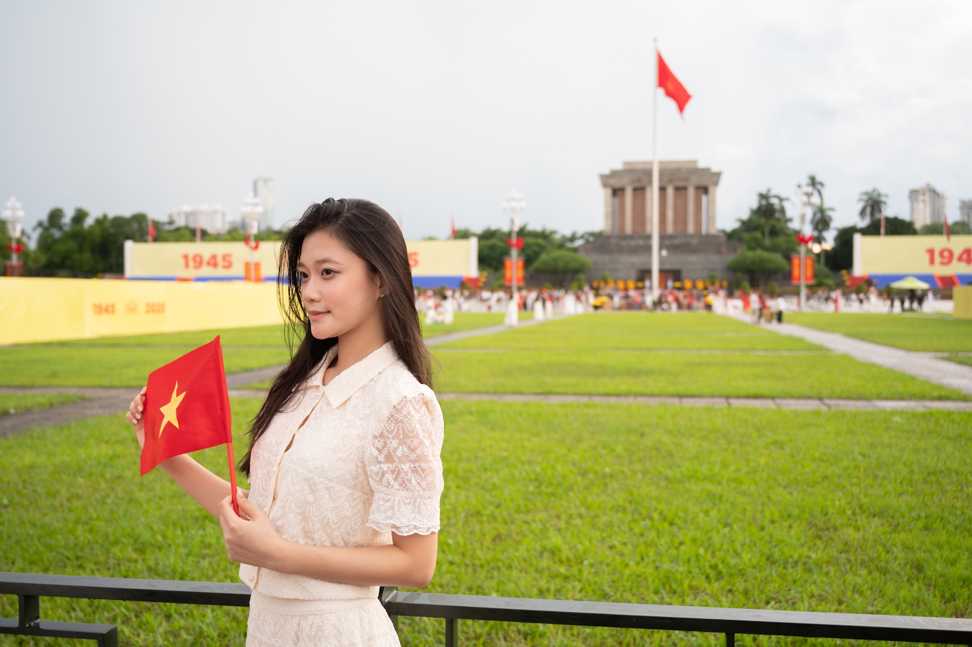 Hình ảnh trái ngược bất ngờ chỉ sau 10 phút ở Lăng Bác- Ảnh 18.