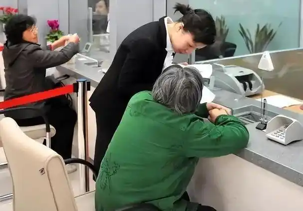 Cảnh sát đến tận nhà cụ bà 70 tuổi vì giao dịch lạ gần 300 triệu đồng chuyển cho con rể- Ảnh 1.