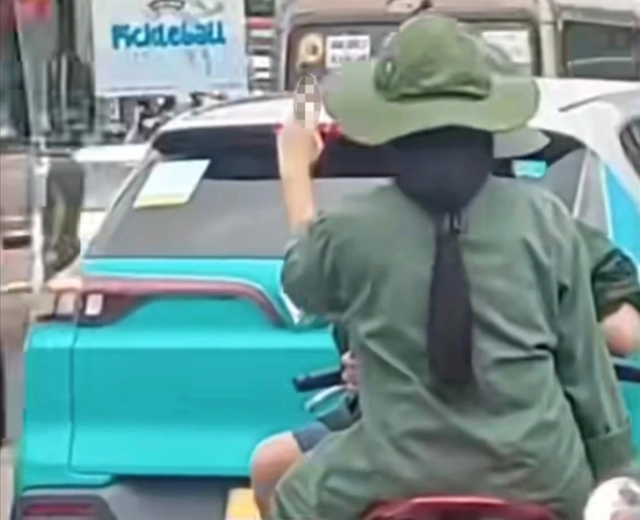 Vụ nữ sinh có hành động khiếm nhã với đoàn xe A80: Phụ huynh không tin nổi, mong con được tha thứ- Ảnh 1.