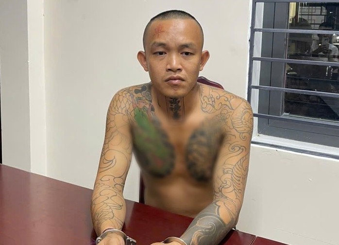 Đối tượng có hình xăm lạ trên trán bán 16 người sang các đặc khu tam giác vàng- Ảnh 1.