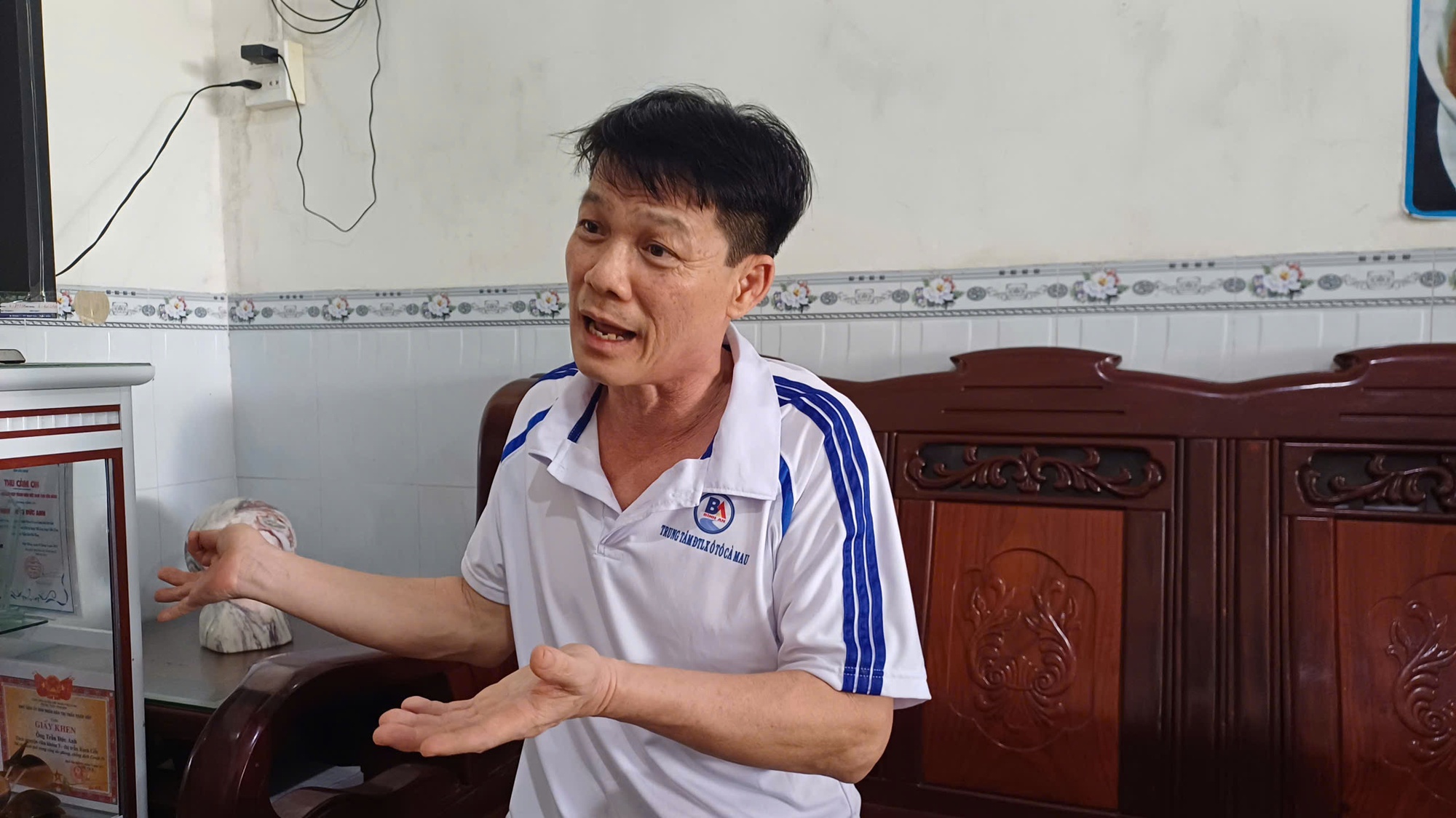 CLIP: Bị tuyên 7 năm tù với cáo buộc tham ô 10,7 triệu đồng, cựu hiệu trưởng nói gì khi tại ngoại?- Ảnh 1.