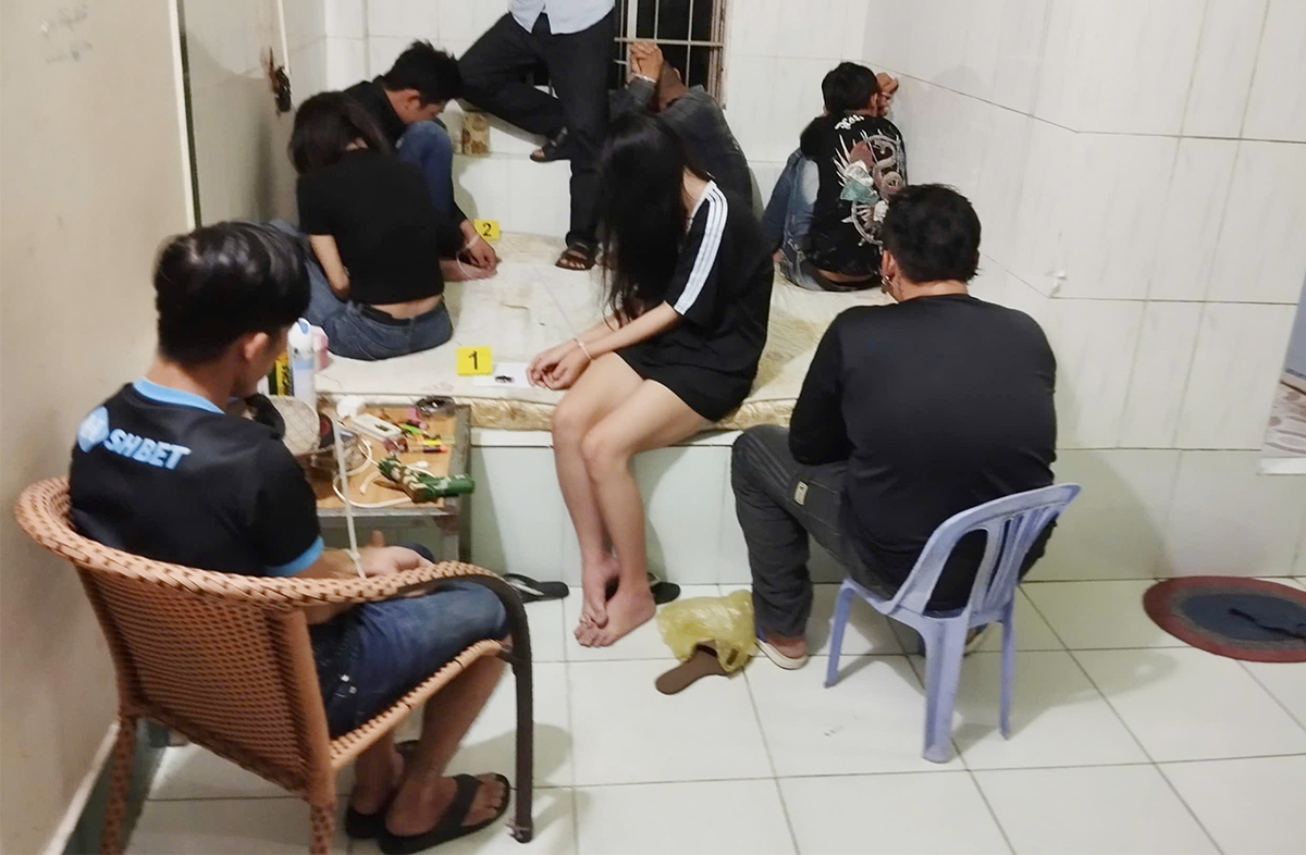 Ập vào phòng trọ, công an bắt quả tang 11 nam nữ đang làm chuyện sai trái- Ảnh 1.