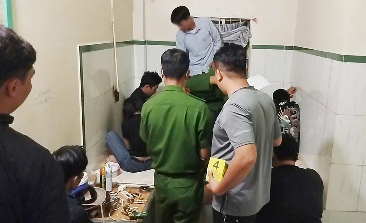 Ập vào phòng trọ, công an bắt quả tang 11 nam nữ đang làm chuyện sai trái- Ảnh 2.