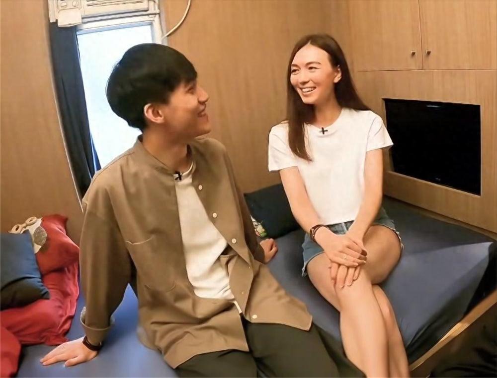 Bật khóc ở Hồng Kông: Vợ chồng chen chúc trong 