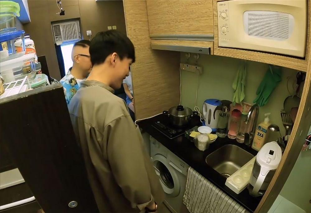 Bật khóc ở Hồng Kông: Vợ chồng chen chúc trong 