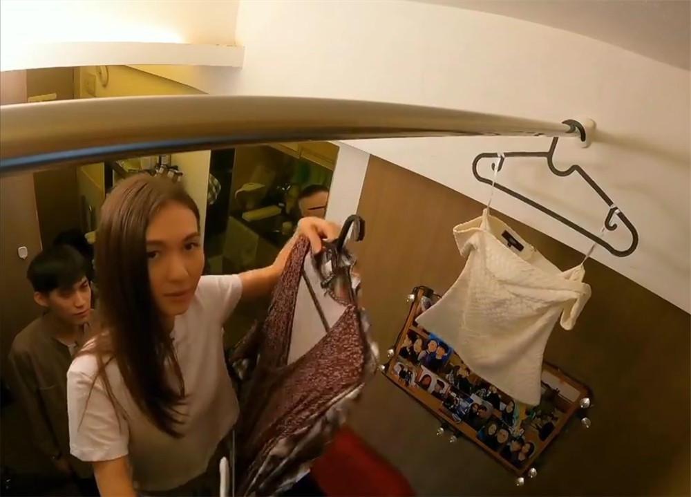 Bật khóc ở Hồng Kông: Vợ chồng chen chúc trong 