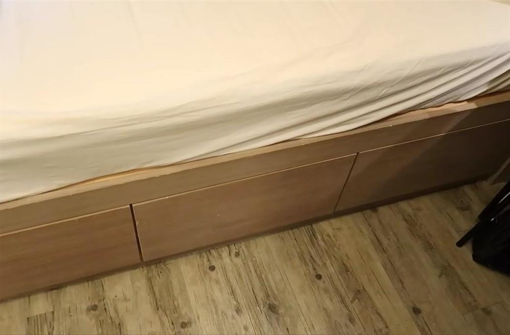Bật khóc ở Hồng Kông: Vợ chồng chen chúc trong 