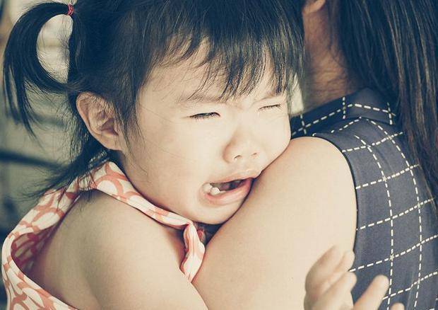 Bé gái đột nhiên không nói chuyện suốt 1 tuần, mẹ tới trường tìm hiểu mới biết lý do đau lòng- Ảnh 1.