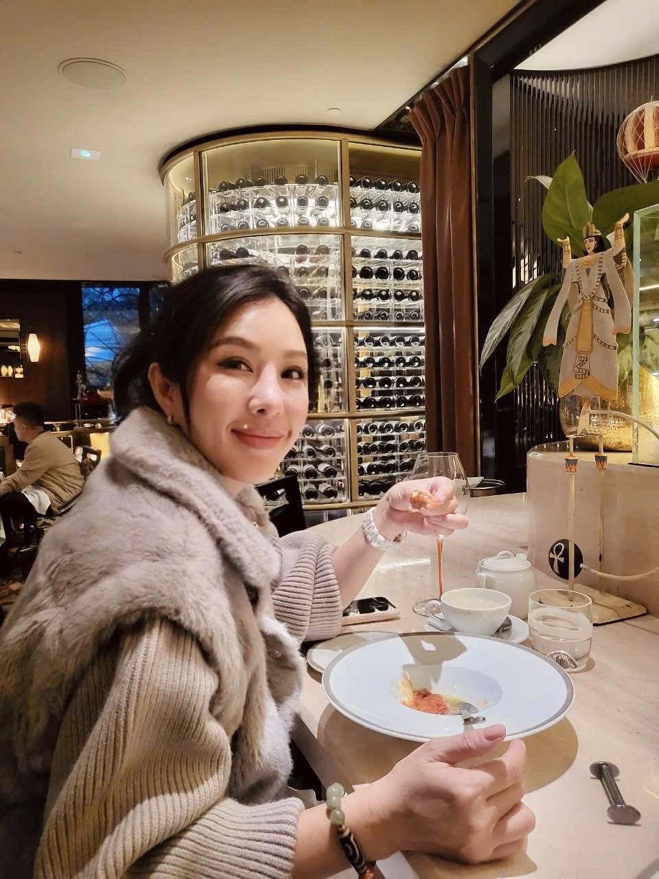 Nhan sắc mẹ đơn thân là nữ đại gia showbiz Việt, một mình nuôi 3 con, U50 giàu có, không lấy chồng- Ảnh 12.