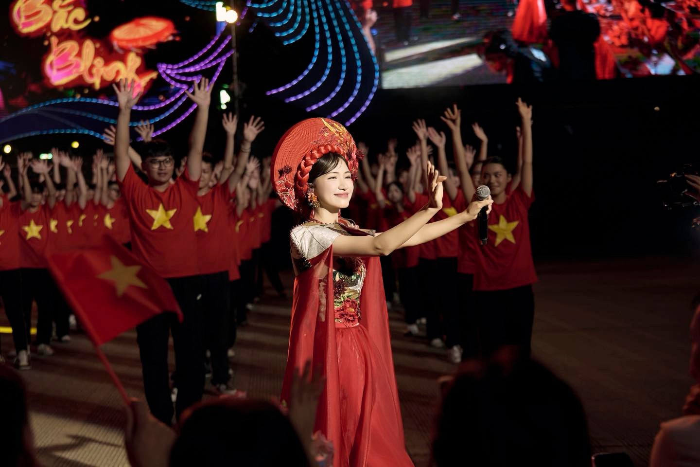 Thêm 1 ca khúc sắp thành hiện tượng concert quốc gia qua giọng hát của Hoà Minzy- Ảnh 4. Thêm 1 ca khúc sắp thành hiện tượng concert quốc gia qua giọng hát của Hoà Minzy- Ảnh 4.