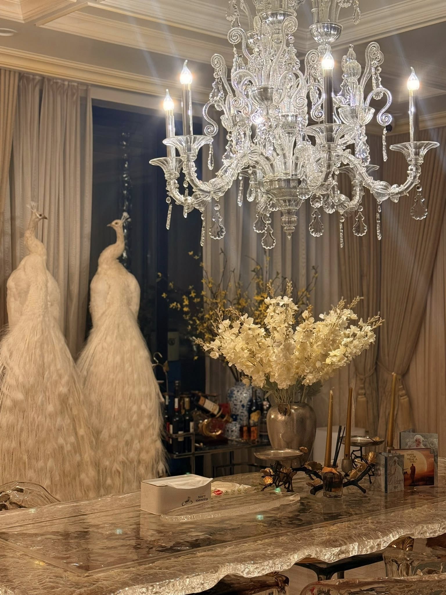 "Chị đại" Lệ Quyên flex biệt thự 600m²: Xa hoa đến mức ngôn từ khó diễn đạt, sang chấn thị giác toàn dân mạng- Ảnh 4.