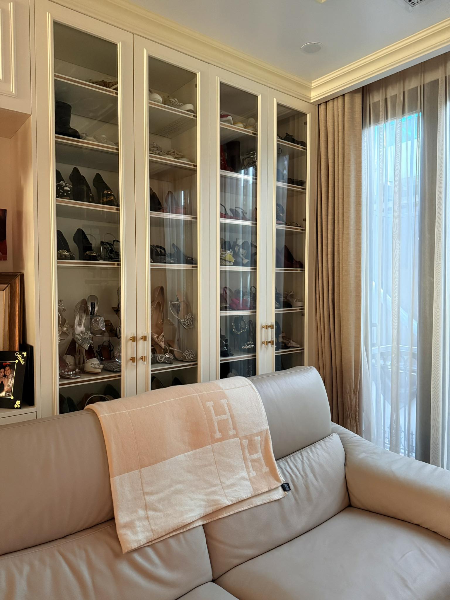 "Chị đại" Lệ Quyên flex biệt thự 600m²: Xa hoa đến mức ngôn từ khó diễn đạt, sang chấn thị giác toàn dân mạng- Ảnh 1.