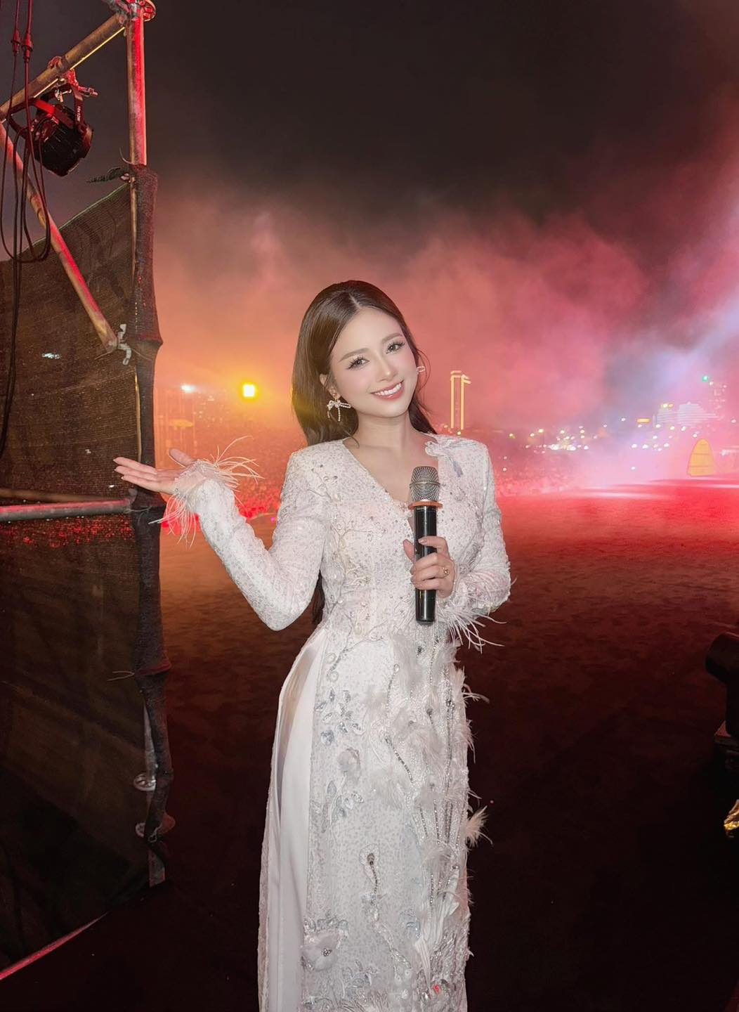 Khoảnh khắc Chào cờ của Chị Đẹp giảng viên khiến hàng chục nghìn người thổn thức: Nhan sắc 10 điểm không có nhưng!- Ảnh 7.
