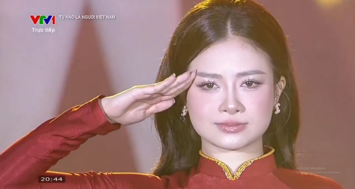 Khoảnh khắc Chào cờ của Chị Đẹp giảng viên khiến hàng chục nghìn người thổn thức: Nhan sắc 10 điểm không có nhưng!- Ảnh 5.