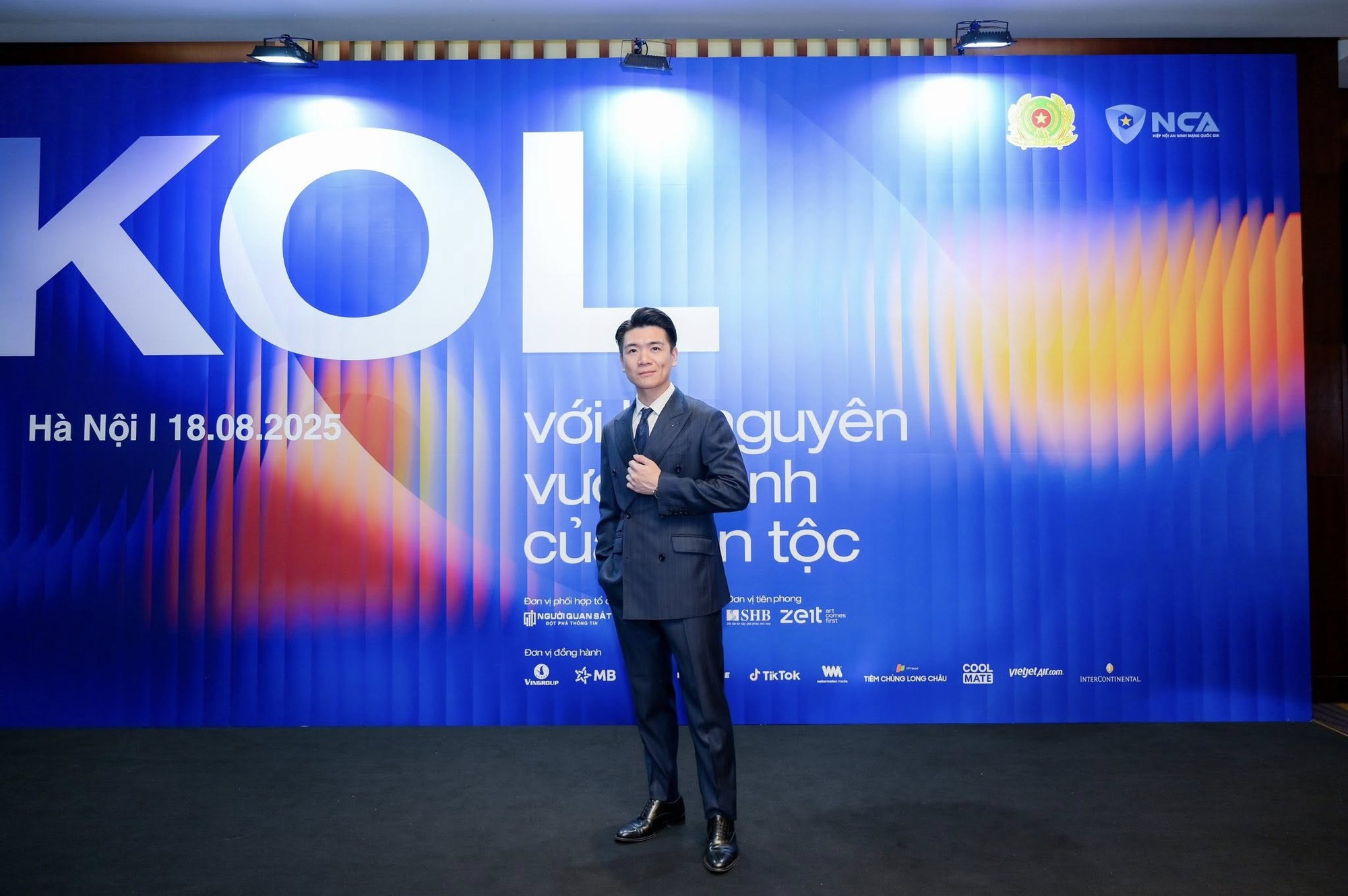 Phó tổng Đỗ Quang Vinh xuất hiện tại hội nghị KOL toàn quốc: Từ visual đến khí chất đều sáng rực- Ảnh 3.