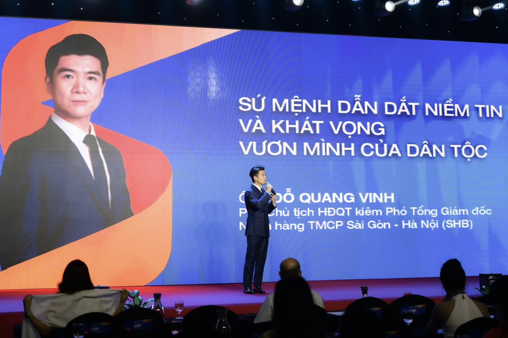 Phó tổng Đỗ Quang Vinh xuất hiện tại hội nghị KOL toàn quốc: Từ visual đến khí chất đều sáng rực- Ảnh 1.