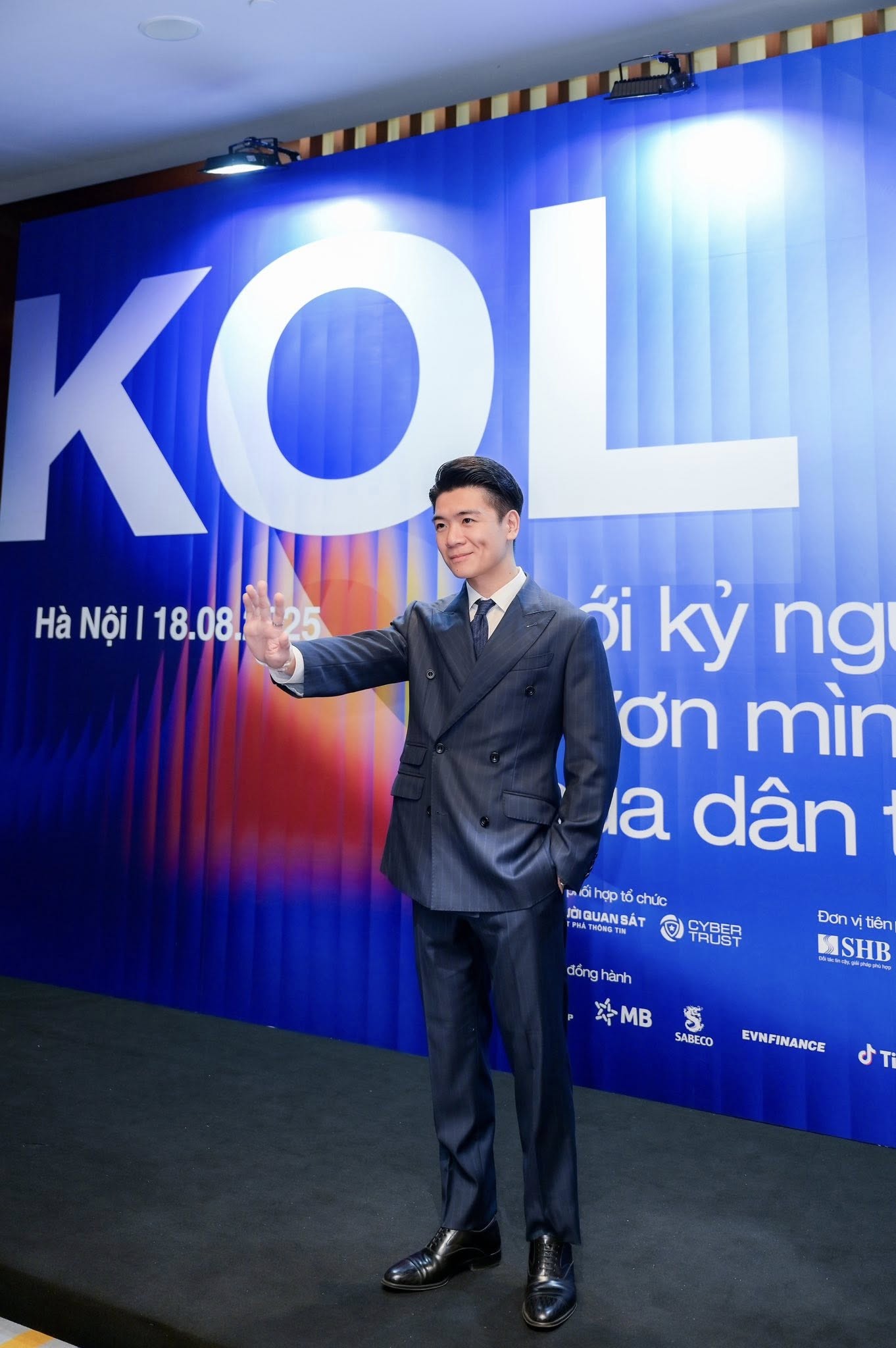Phó tổng Đỗ Quang Vinh xuất hiện tại hội nghị KOL toàn quốc: Từ visual đến khí chất đều sáng rực- Ảnh 2.
